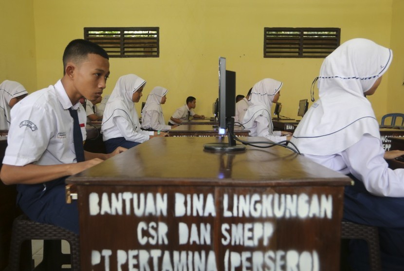 Sejumlah pelajar belajar di laboratorium komputer di SMP Negeri 58 Palembang, Sumatera Selatan, Senin (6/3).