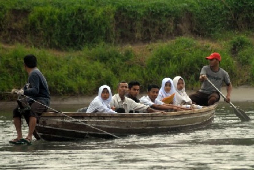 Pelajar di Pariaman berseragam sekolah dan berangkat menuju sekolah dengan memanfaatkan jasa perahu untuk menyeberangi sungai  (ilustrasi)