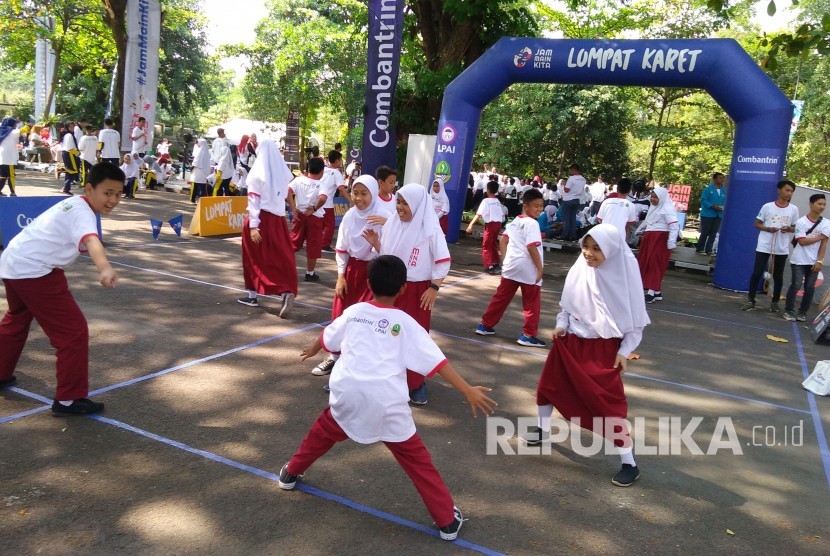 Sejumlah pelajar bermain permainan tradisional Galasin saat sosialisasi #JamMainKita yang bertajuk Asik Bermain Tampa Gawai (Astaga), di halaman parkir Gedung Sate, Jalan Diponegoro, Kota Bandung, Selasa (24/9).