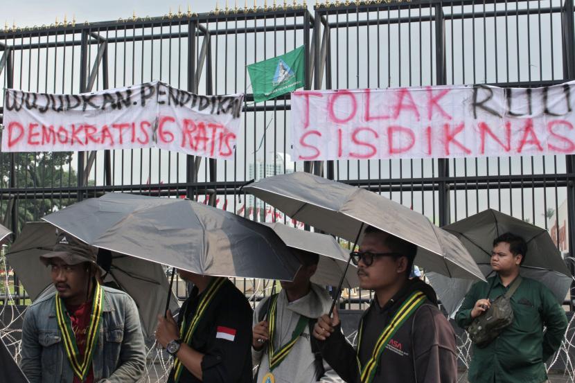Sejumlah pelajar dan mahasiswa berunjuk rasa menolak RUU Sistem Pendidikan Nasional (Sisdiknas) di depan kompleks Parlemen, Senayan, Jakarta, Senin (29/8/2022). Pada Rabu (21/9/2022) DPR resmi menolak RUU Sisdiknas masuk ke dalam Prolegnas Prioritas 2023. (ilustrasi)