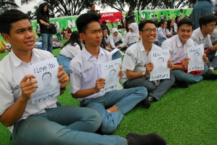 Sejumlah pelajar dari beberapa sekolah merayakan perubahan sistem Ujian Nasional di Taman Alun-alun Bandung, Jawa Barat, Rabu (28/1). Kebijakan Menteri Pendidikan dan Kebudayaan Anies Baswedan merubah sistem Ujian Nasional yang bukan sebagai syarat kelulus