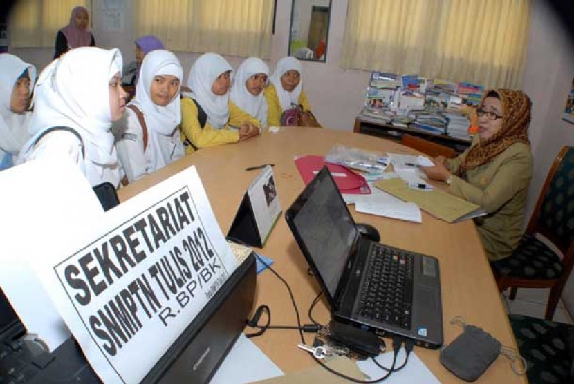  Sejumlah pelajar konsultasi dengan panitia saat akan melakukan pendaftaran secara kolektif SNMPTN di Tangerang, Banten, Selasa (15/5).