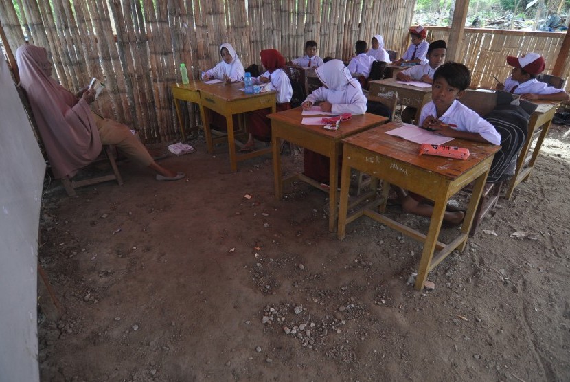 Pelajar Korban Gempa: Sejumlah pelajar korban gempa dan tsunami mengikuti sekolah di ruang kelas darurat di Sekolah Dasar (SD) Karya Thayyibah Mamboro di Palu, Sulawesi Tengah.