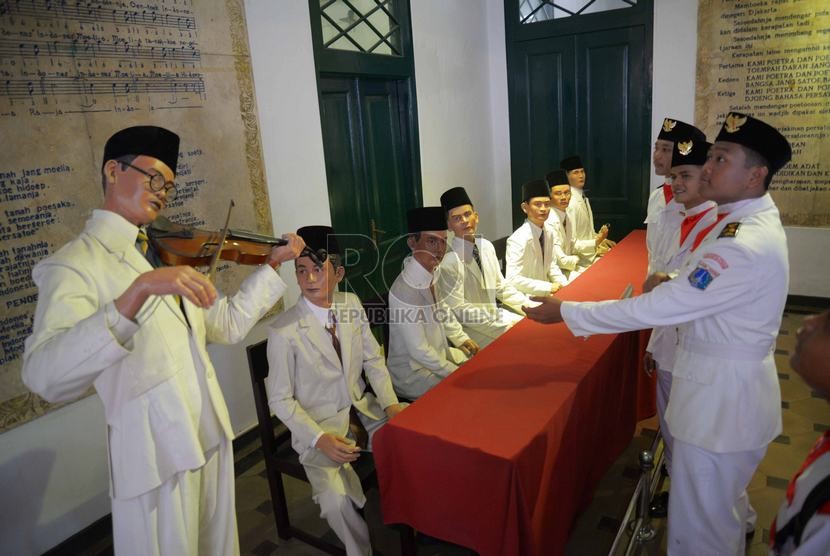 Sejumlah pelajar melakukan kunjungan ke Museum Sumpah Pemuda di Jakarta Pusat, Selasa (28/10).   (Republika/Rakhmawaty La'lang)