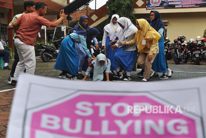 Sejumlah pelajar melakukan teatrikal saat menggelar aksi menolak bulliying (penggunaan kekerasan, ancaman, atau paksaan untuk menyalahgunakan atau mengintimidasi orang lain) di kompleks SMK 17 Temanggung, Jateng, Rabu (19/7). 