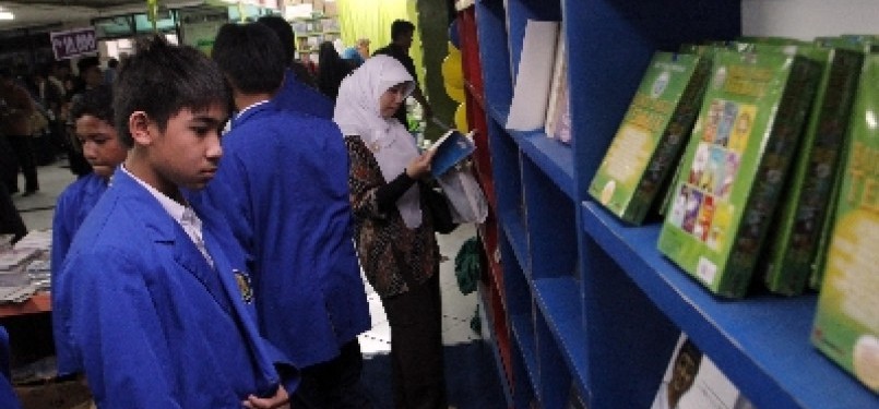 Sejumlah pelajar melihat buku pada pameran Islamic Book Fair di Jakarta.