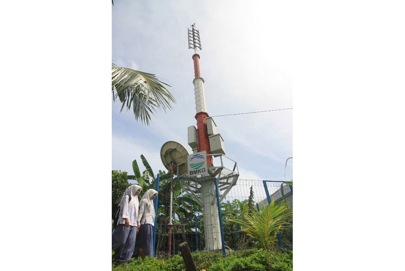 Sejumlah pelajar melintas di samping alat pendeteksi tsunami atau Tsunami Early Warning System (TEWS)