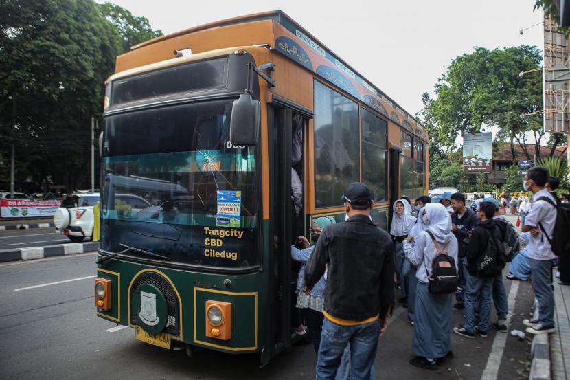Sejumlah pelajar menaiki angkutan umum Bus Trans Tangerang di Kota Tangerang, Banten, Selasa (6/9/2022). Pemerintah Kota Tangerang menggratiskan biaya naik angkutan umum milik Pemerintah Kota Tangerang sebagai upaya meringankan beban masyarakat di tengah naiknya harga bahan bakar minyak (BBM). 