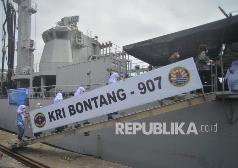 Sejumlah pelajar menaiki KRI Bontang-907 untuk mendapatkan vaksin, di Pelabuhan Teluk Bayur, Padang, Sumatera Barat, Kamis (14/10). Bank Indonesia (BI) menyiapkan uang layak edar Rp 4,35 miliar dalam Ekspedisi Rupiah Berdaulat 2021 menggunakan KRI Bontang.