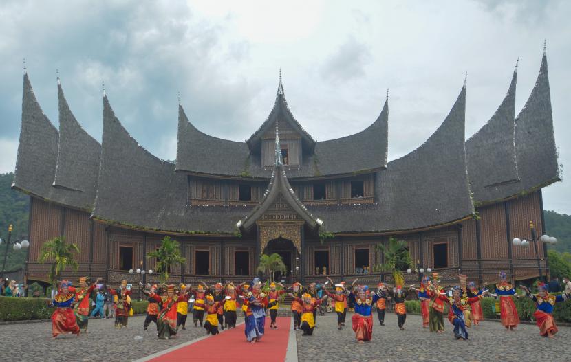 Ilustrasi Minangkabau.Budaya matrilineal khas Minangkabau mempunyai daya tarik tersendiri   