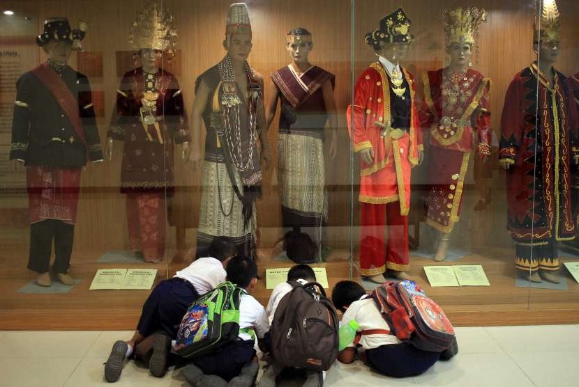 Sejumlah pelajar mengamati berbagai benda koleksi saat kegiatan belajar di Museum Negeri Sumut di Medan, Sumatra Utara, Rabu (21/2). Sumatra Utara salah satu daerah yang telah menerbitkan perda tentang pelestarian bahasa  daerah.