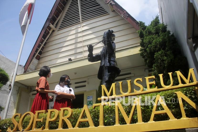 Sejumlah pelajar mengamati patung WR Soepratman di Museum WR Soepratman, Surabaya, Jawa Timur.