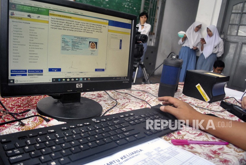 Sejumlah pelajar mengantre untuk perekaman KTP elektronik saat Disdukcapil Goes To School di SMAN 9, Kelurahan Ciwaringin, Kota Bogor, Jawa Barat, Jumat (15/3/2019). 