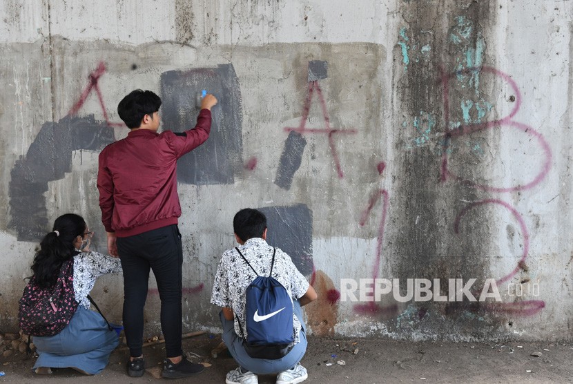 Polisi Tangkap Pelaku Vandalisme di Tangerang Kota. Foto: Sejumlah pelajar mengecat tembok yang menjadi sasaran vandalisme (Ilustrasi).