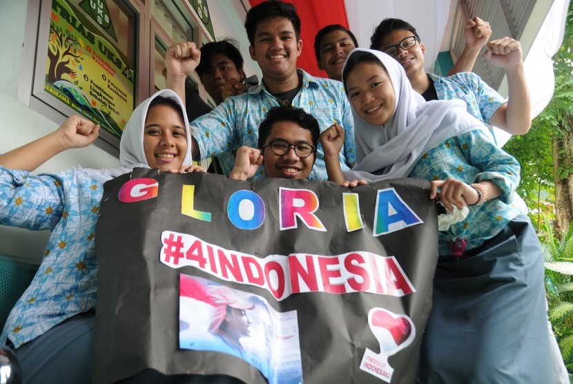 Sejumlah pelajar menggelar aksi solidaritas untuk mendukung teman satu sekolah mereka Gloria Natapraja Hamel, anggota Paskibrka yang batal tampil pada Upacara Peringatan HUT ke-71 Kemerdekaan RI di Istana Negara, di Sekolah Islam Dian Didaktika, Cinere, 
