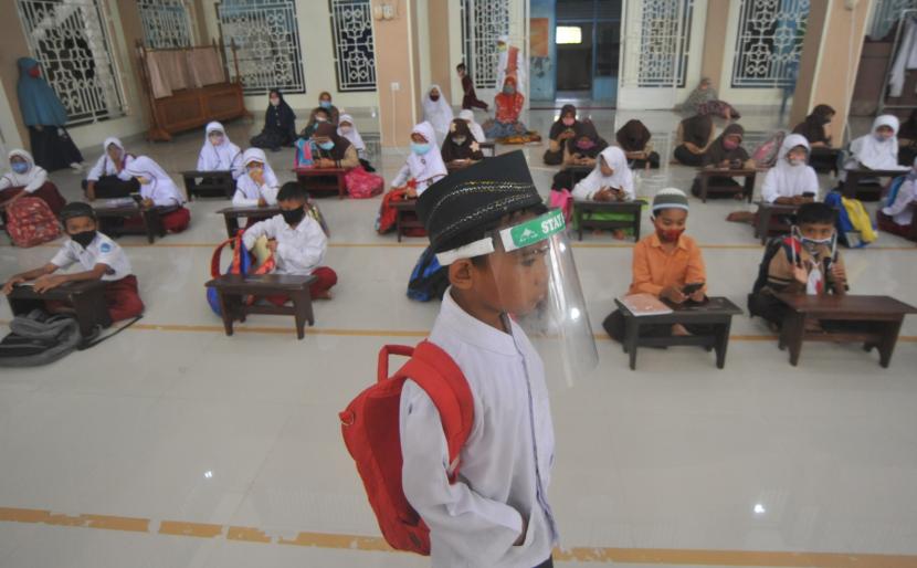 Psikolog: Belajar Daring Berpotensi Sebabkan Anak Stres. Sejumlah pelajar menggunakan internet gratis untuk belajar daring, di Masjid Nurul Huda, Kelurahan Surau Gadang.
