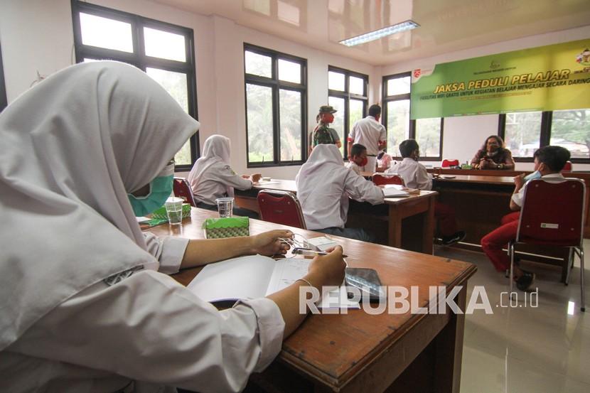 Sejumlah pelajar menggunakan wifi gratis di perpustakaan Kejaksaan Negeri Kota Depok, Jawa Barat, Selasa (18/8/2020). Kejaksaan Negeri Depok memfasilitasi pelajar untuk menggunakan jaringan internet nirkabel (wifi) gratis dalam mengikuti pembelajaran secara daring di masa pandemi COVID-19. 