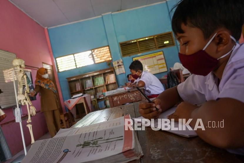 Sejumlah pelajar mengikuti kegiatan Pembelajaran Tatap Muka (PTM) di SD N Denasri Wetan 2, Kabupaten Batang, Jawa Tengah, Senin (16/8/2021). (Ilustrasi)