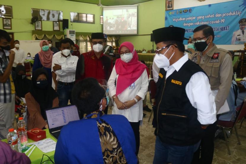 Sejumlah pelajar mengikuti kegiatan vaksinasi Covid-19 di SMAN 2 Kota Malang, Rabu (4/8).