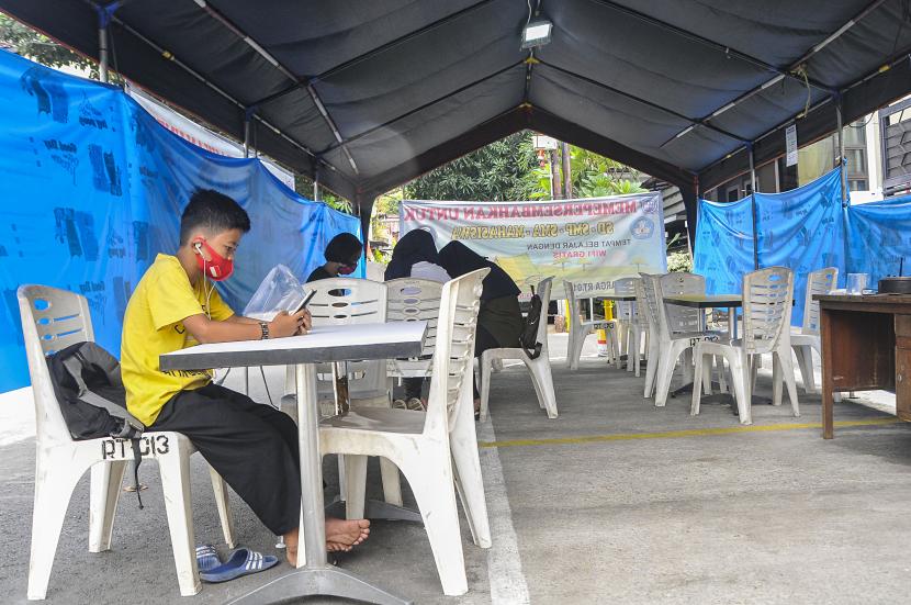 Bangka tidak Targetkan Sekolah Selesaikan Kurikulum 2020. Sejumlah pelajar mengikuti Pembelajaran Jarak Jauh (PJJ) secara daring di sebuah tenda yang dilengkapi jaringan internet nirkabel (WLAN).