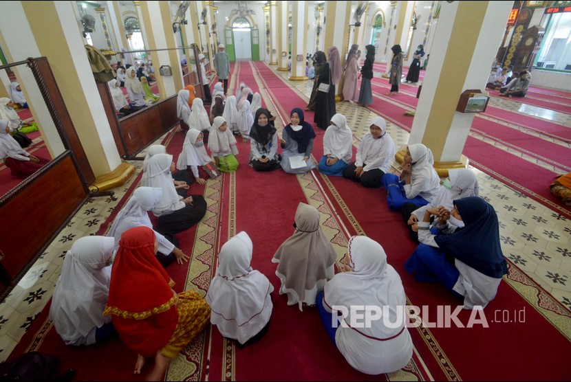Sejumlah pelajar mengikuti pembukaan pesantren ramadhan di Masjid Ganting, Padang, Sumatera Barat, Minggu (18/4/2021). Pemkot Padang menggelar pesantren ramadhan secara tatap muka untuk tingkat SD dan SMP yang dipusatkan di masjid dan mushala mulai 18 April hingga 6 Mei 2021, dengan tetap menerapkan protokol kesehatan COVID-19. 