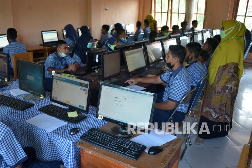 Sejumlah pelajar menggunakan komputer (ilustrasi). Kemenkominfo beri pelatihan cakap digital kepada pelajar madrasah.