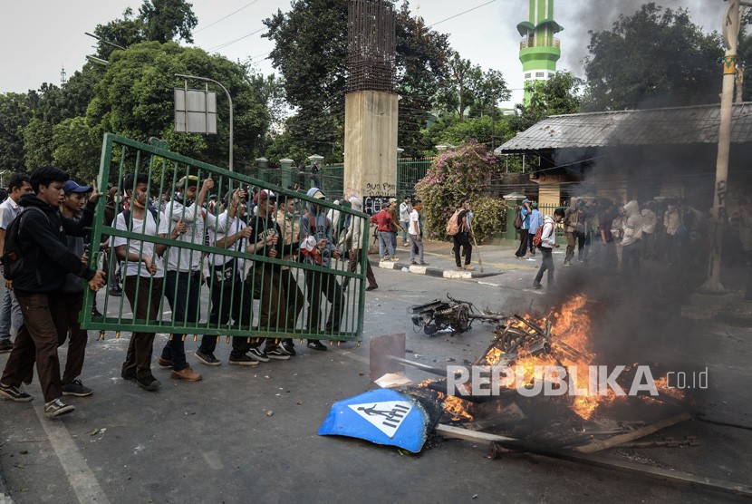 Sejumlah pelajar mengikuti unjuk rasa menolak UU KPK dan RUU KUHP yang berujung ricuh di Jalan Tentara Pelajar, Palmerah, Jakarta, Rabu (25/9/2019). 