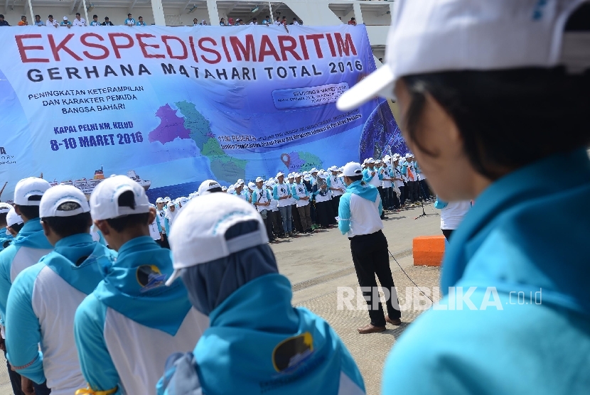 Sejumlah pelajar mengikuti upacara pelepasan sebelum mengikuti Ekspedisi Maritim dengan tujuan Belitung dengan menggunakan KM Kelud di Pelabuhan Tanjung Priok, Jakarta, Selasa (8/3).