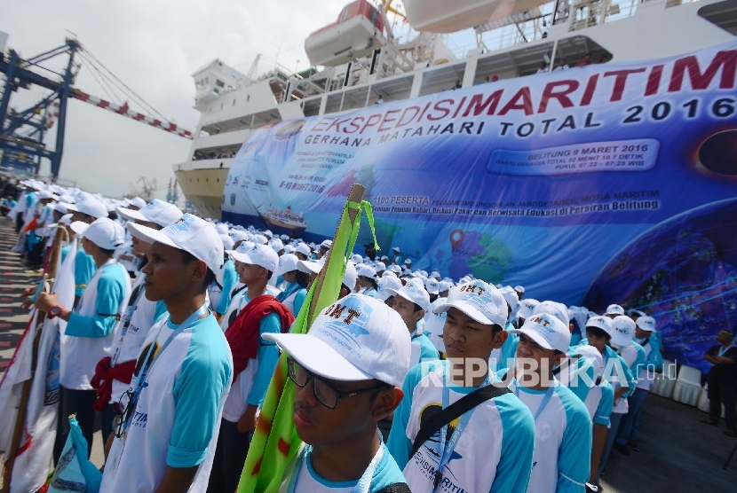 Sejumlah pelajar mengikuti upacara pelepasan sebelum mengikuti Ekspedisi Maritim dengan tujuan Belitung dengan menggunakan KM Kelud di Pelabuhan Tanjung Priok, Jakarta, Selasa (8/3). Ekspedisi yang diikuti oleh 1100 pelajar Se-Jabodetabek tersebut sekaligu