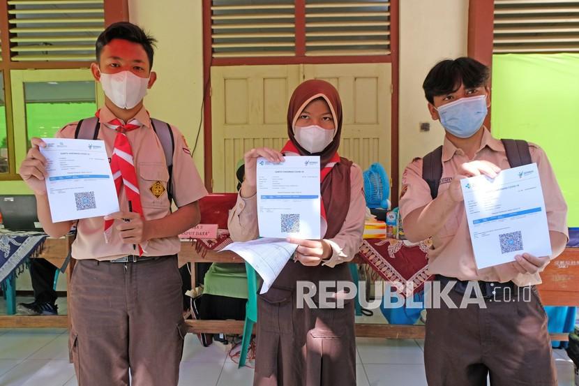 Sejumlah pelajar menunjukkan sertifikat vaksin saat vaksinasi COVID-19 bagi pelajar di kompleks SMP Negeri 4 Temanggung, Jawa Tengah, Kamis (9/9/2021). Vaksinasi bagi sedikitnya 8.000 pelajar SMP tersebut guna mendukung dimulainya pembelajaran tatap muka (PTM) terbatas.