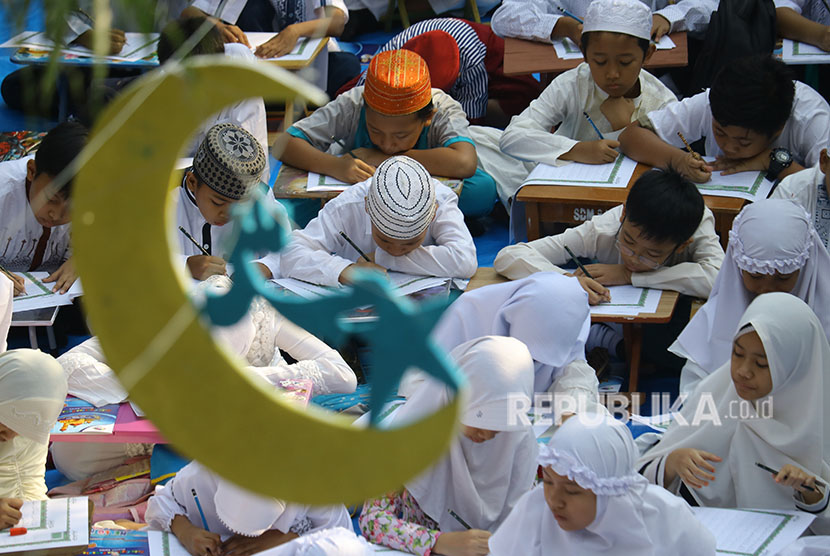 Sejumlah pelajar SD Muhammadiyah 8 Surabaya menulis ayat-ayat Alquran dengan teknik 'follow the line' saat Darul Arqom di SD Muhammadiyah 8 Surabaya, Jawa Timur, Rabu (30/5).