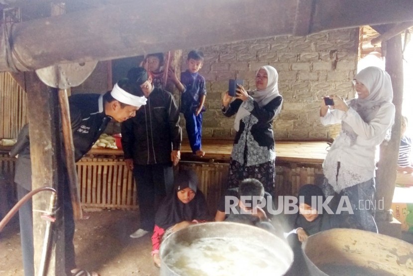 Sejumlah pelajar SDN 1 Sukatani, mendampingi orang tuanya yang berprofesi sebagai perajin tape singkong khas Bendul, di Kecamatan Sukatani,  Purwakarta, Selasa (29/11). 