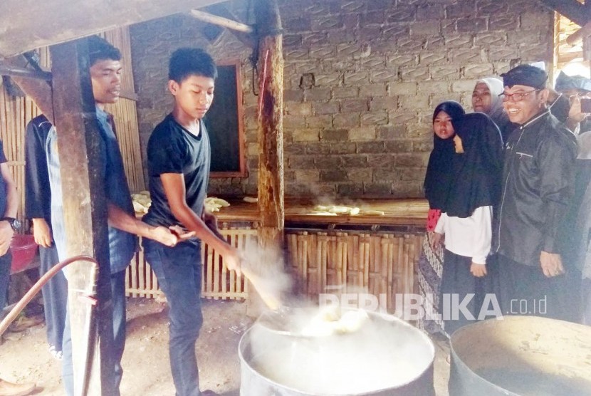 Sejumlah pelajar SDN 1 Sukatani, mendampingi orang tuanya yang berprofesi sebagai perajin tape singkong khas Bendul, di Kecamatan Sukatani,  Purwakarta, Selasa (29/11). 