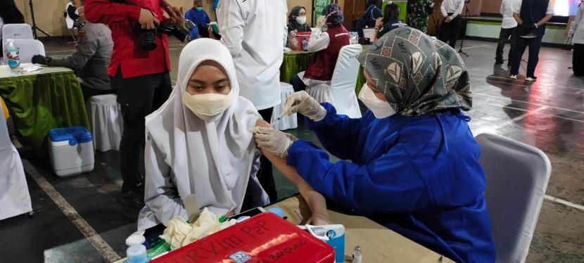 Sejumlah pelajar sedang divaksin. Badan Intelijen Negara (BIN) Jawa Barat bekerjasama dengan Dinas Kesehatan Provinsi Jawa Barat dan Kota Bandung melaksanakan vaksinasi terhadap pelajar usia 12-17 tahun di SMP dan SMA Kota Bandung, Rabu (14/7). 