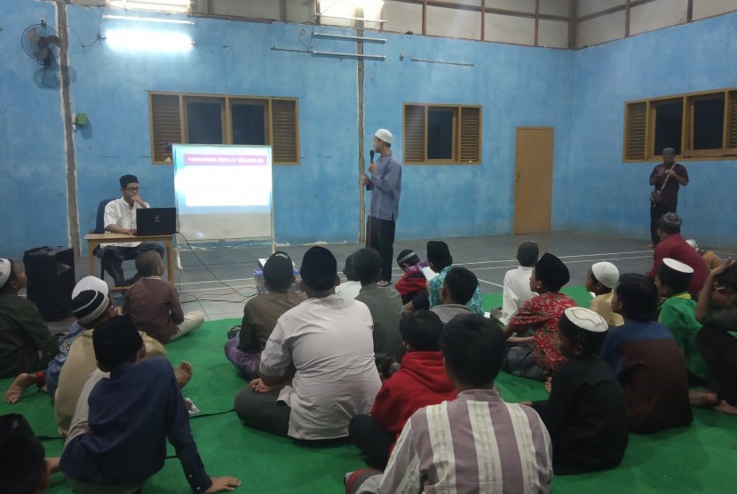 Sejumlah pelajar sedang mengikuti materi dalam program Sanlat Liko untuk mengisi liburan sekolah