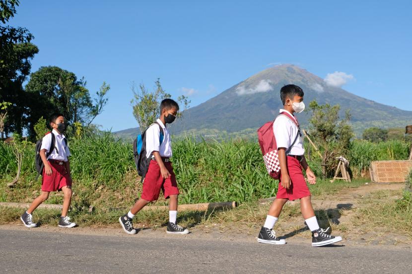 Sejumlah pelajar sekolah dasar berangkat sekolah di kawasan lereng gunung Sindoro Desa Medari, Ngadirejo, Temanggung, Jateng, Selasa (7/9/2021). Setelah hampir dua tahun belajar secara daring akibat pandemi COVID-19 saat ini pelajar di sejumlah daerah di zona hijau dan kuning mulai bisa mengikuti pelajaran tatap muka terbatas.