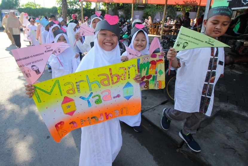 Sejumlah pelajar sekolah dasar berpawai di kawasan Kejawan Gebang, Surabaya, Jawa Timur, Jumat (3/5/2019).