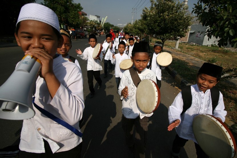 Sejumlah pelajar Sekolah Dasar melakukan pawai sambil memainkan Rebana memperingati Tahun Baru Islam 1437 di Kediri, Jawa Timur, Selasa (13/10).