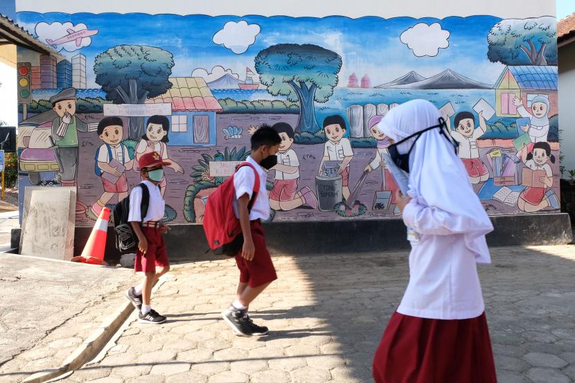 Sejumlah pelajar sekolah dasar memasuki gerbang sekolah untuk memulai pembelajaran tatap muka (ilustrasi)