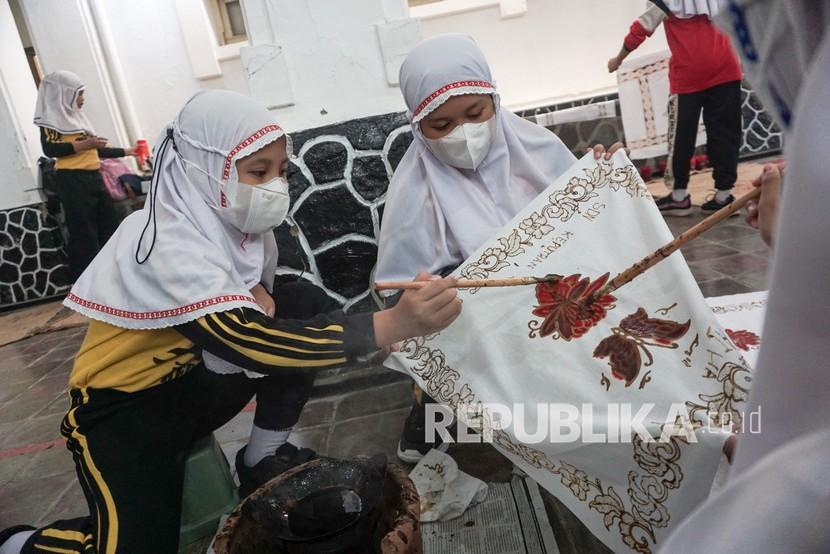 (ILUSTRASI) Sejumlah pelajar belajar membatik di Museum Batik Pekalongan, Jawa Tengah