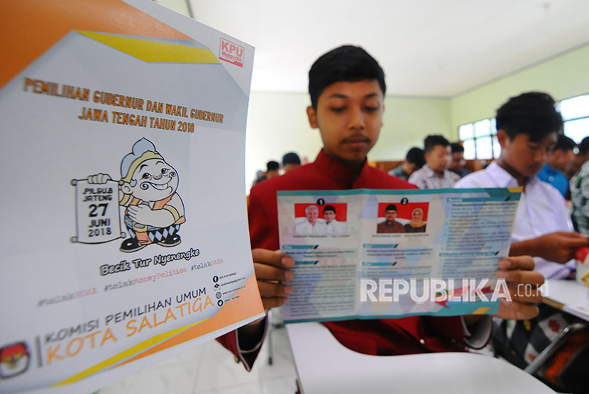 Sejumlah pelajar SMA membaca visi dan misi calon gubernur Jawa Tengah saat kegiatan Sosialisasi Pemilih Pemula Pilkada Jateng 2018 di SMA N 2 Salatiga, Jawa Tengah, Senin (23/4). 