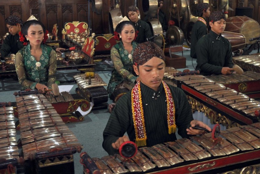 Sejumlah pelajar SMKI Yogyakarta memainkan alat musik gamelan saat Konser Karawitan 12 di Pendopo Pengayoman Temanggung, Jawa Tengah, Selasa (1/3).