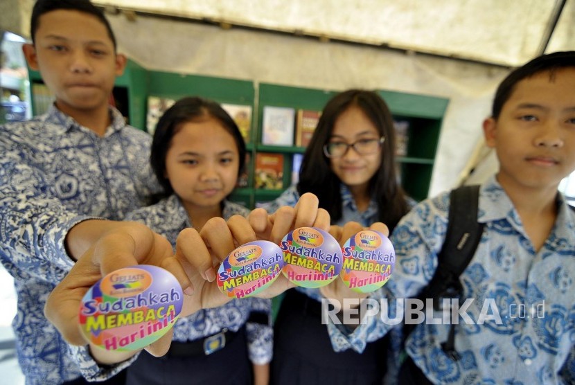 Sejumlah pelajar SMP Kota Bandung memperlihatkan pin bertuliskan Sudahkah Membaca Hari Ini saat launching Gerakan Literasi Sekolah (GLS) Kota Bandung 2016, di Jl Sukarno , Kota Bandung, Kamis (18/8). (Mahmud Muhyidin)