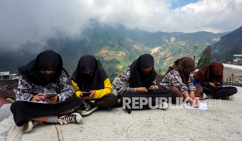 Pemkot Cirebon akan membuka seluruh akses wifi yang ada di kantor pemerintahan bahkan hingga tingkat kelurahan (Foto: ilustrasi siswa kesulitan akses internet saat belajar daring)