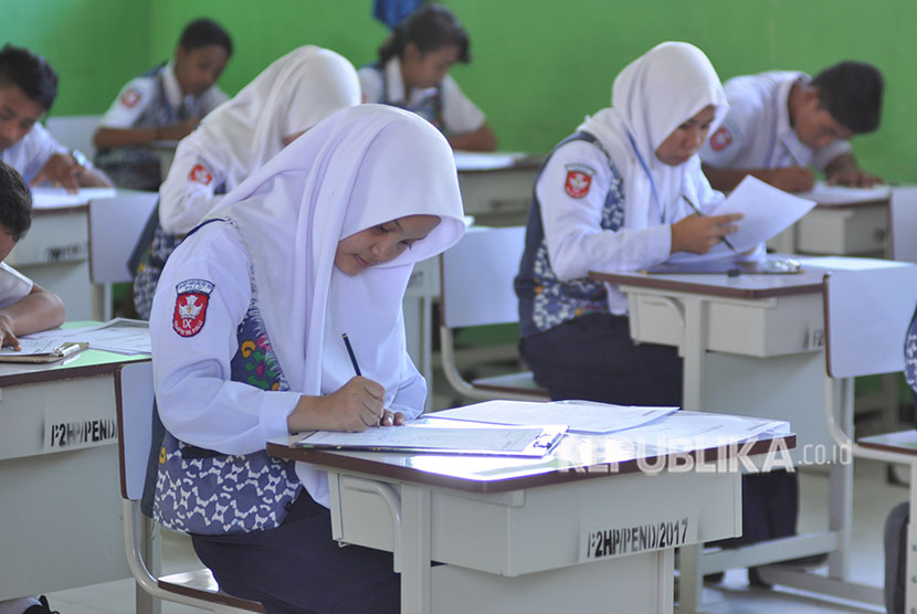 Sejumlah pelajar SMP mengerjakan soal ujian nasional dengan skema ujian nasional berbasis kertas dan pensil (UNKP) 