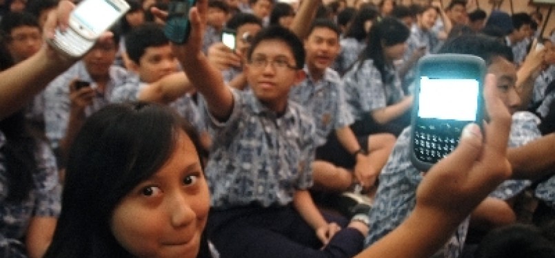 Sejumlah pelajar SMPN 7 Bandung mengirim pesan singkat kampanye dukungan Komodo, Jawa Barat, Kamis (27/10). 