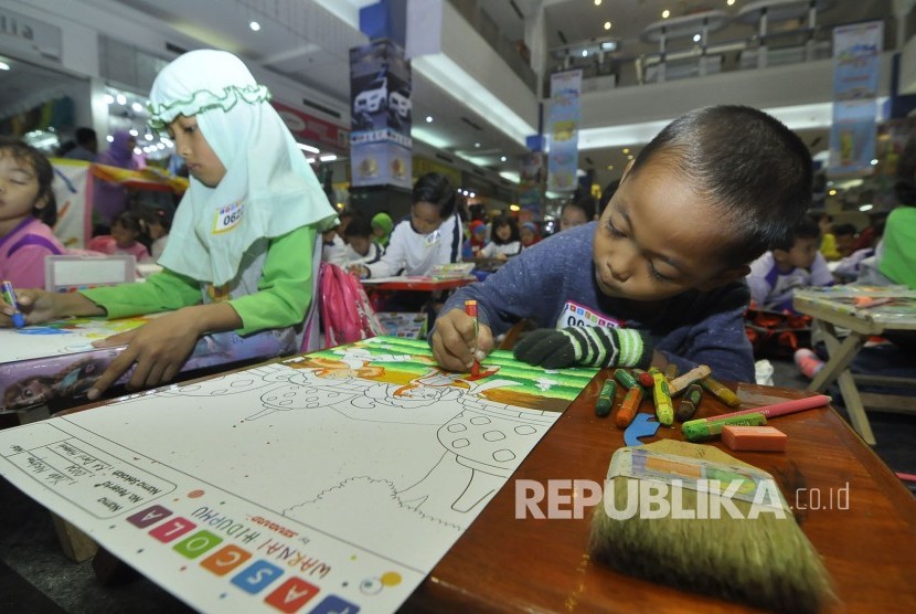 Sejumlah pelajar Taman Kanak-Kanak mewarnai gambar Candi Borobudur saat mengikuti lomba mewarnai nasional dengan tema Ceria Warna Nusantara, di Metro Indah Mall, Jalan Soekarno-Hatta, Kota Bandung, Kamis, (27/4).