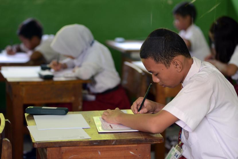 Sejumlah pelajar tengah melaksanakan ujian sekolah (ilustrasi). Orang tua dapat membantu anak bersiap menghadapi ujian sekolah dengan mengatur jadwal kegiatan mereka.