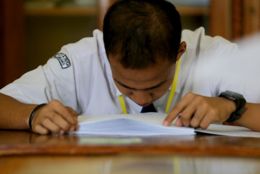 Sejumlah pelajar tuna netra mengikuti Ujian Nasional (UN) tingkat Sekolah Menengah Pertama (SMP) di SMPLB-A PRPCN Palembang, Sumatera Selatan, Senin (9/5).