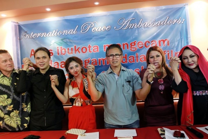 Sejumlah pelaku seni hiburan Indonesia yang tergabung dalam International Peace Ambassadors seperti Dewi Perssik, Pong Hardjatmo dan lain-lain menyampaikan pernyataan sikap atas film Innocence of Muslim. Salah satunya mereka meminta Sam Bacile meminta maaf
